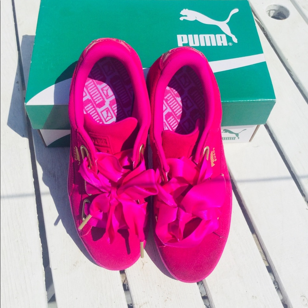 Women’s suede satin heart pumas size 8